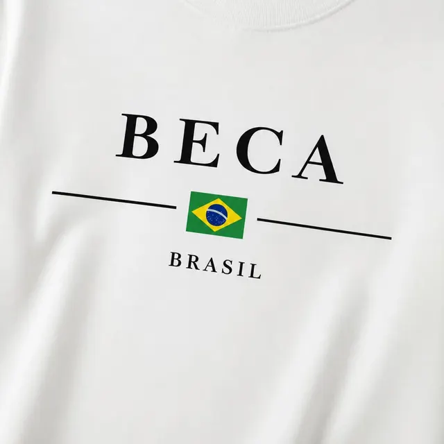 Camiseta branca com BECA, a bandeira do Brasil e a palavra Brasil estampados