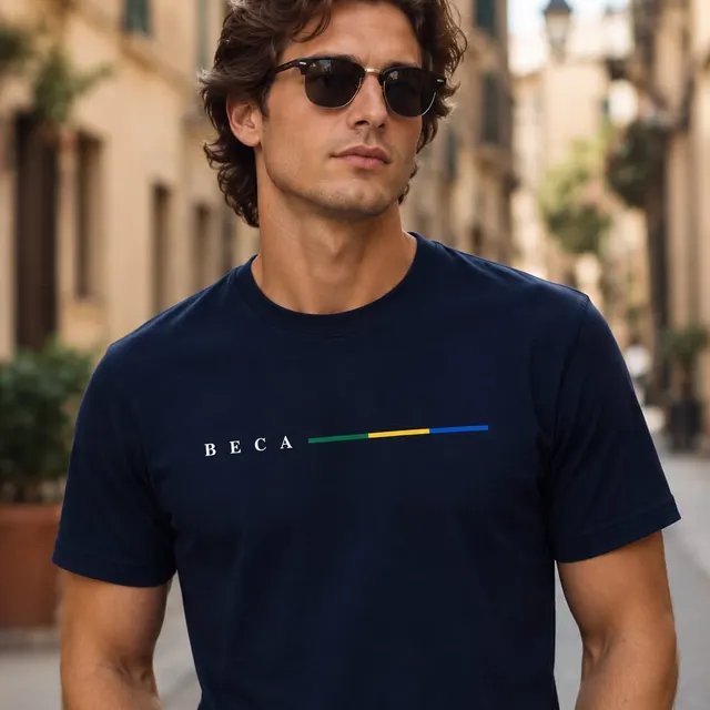 Homem de óculos escuros vestindo camiseta azul-marinho com BECA e uma faixa verde, amarela e azul