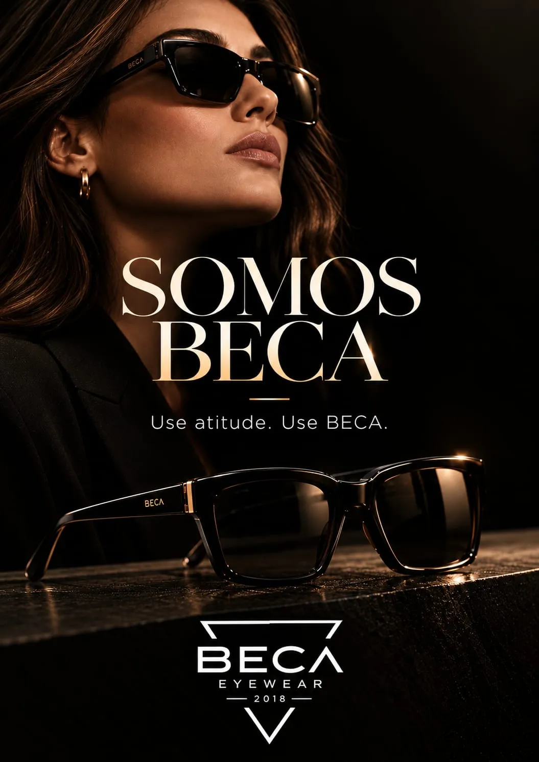 Somos BECA. Use atitude. Use BECA. Mulher de óculos escuros e um par de óculos BECA sobre a mesa.
